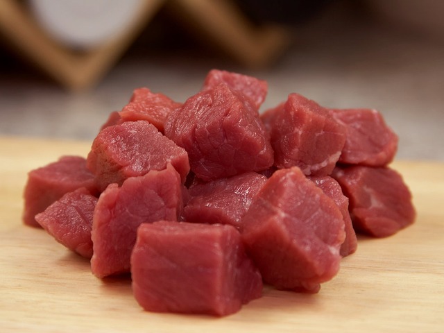 Mehrere Stücke von rohem Rindergulasch. Schönes, rotes Fleisch