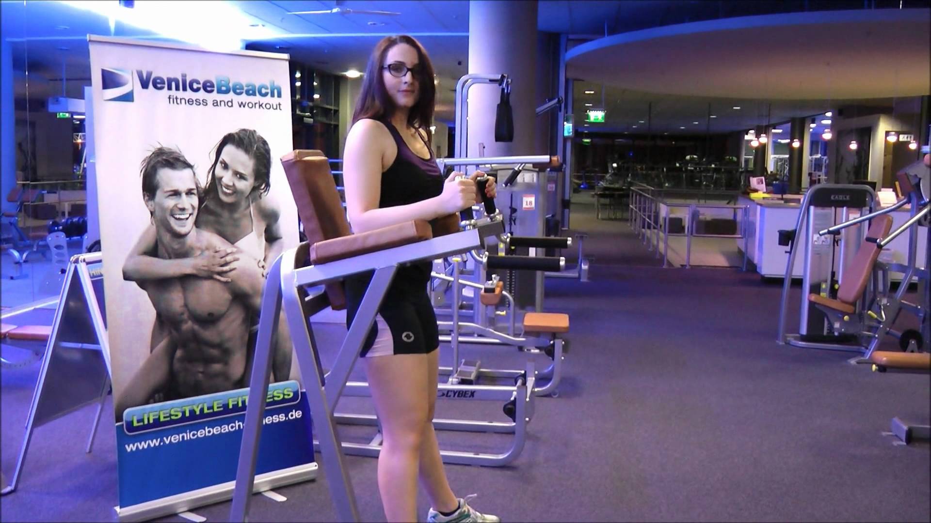 Beinheben am Dip-Barren