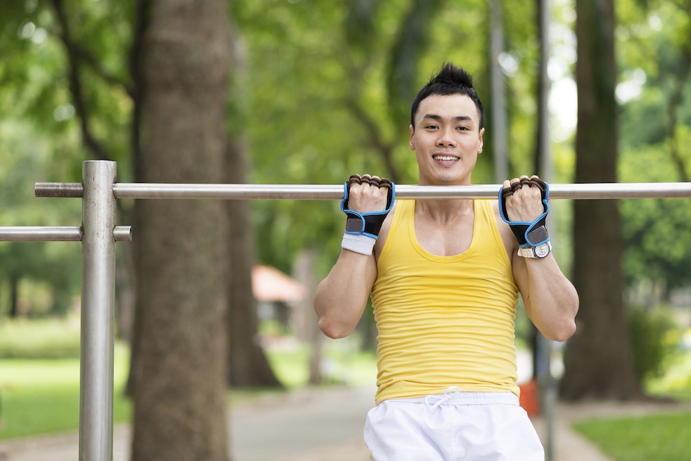 Klimmzug mit engem Untergriff