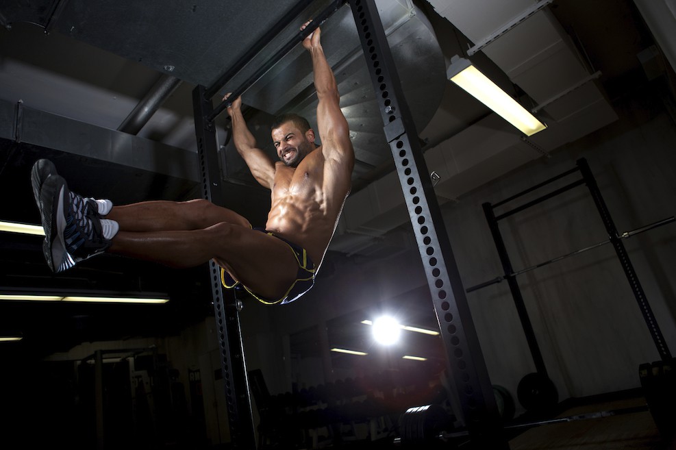 Knieheben an der Klimmzugstange