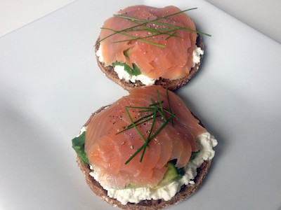 Avocado-Lachs-Burger mit Hüttenkäse