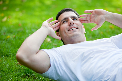 Ein fitter Sportler macht Crunches auf einer Wiese