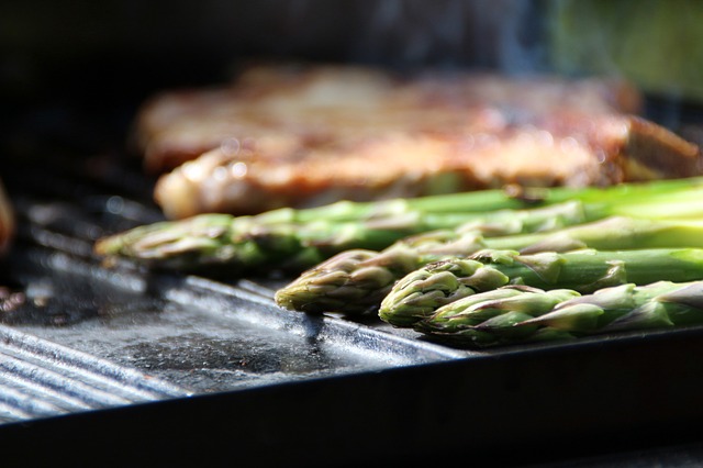 Grüner Spargel auf einem Elektrogrill