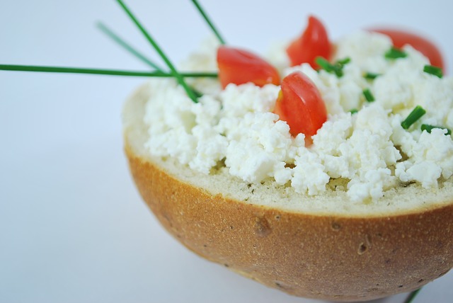 Leckerer Ricotta mit Tomaten garniert in einer Brotschüssel