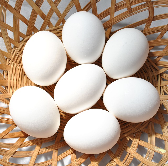 7 Eier in einem geflochtenen Weidenkorb