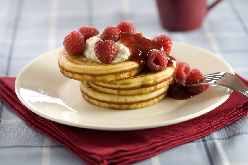 Pfannkuchen mit Himbeeren und Sahne