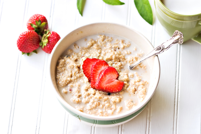 Eine Schüssel mit Haferbrei und darauf einige Erdbeeren