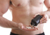 Sportler mit Creatin-Kapseln in der Hand