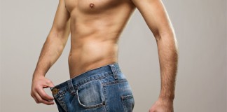Dünner Mann mit zu großer Hose