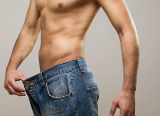 Dünner Mann mit zu großer Hose