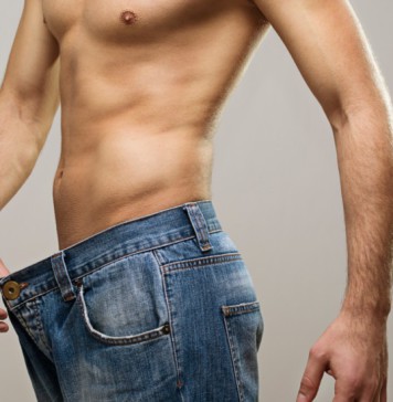 Dünner Mann mit zu großer Hose