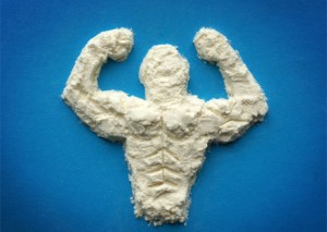 Ein muskulöser Mann geformt aus Aminosäuren-Pulver