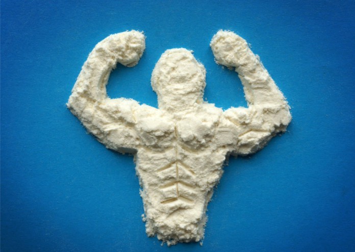 Ein muskulöser Mann geformt aus Aminosäuren-Pulver