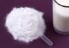 Kreatin in Pulverform mit einem Plastiklöffel