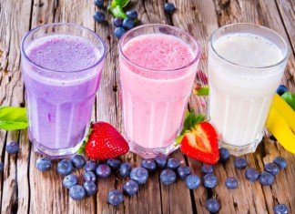 Drei Gläser mit verschiedenen Shakes