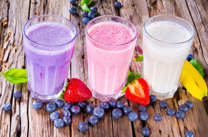 Drei Gläser mit verschiedenen Shakes
