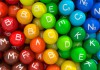 Punkte Kapseln mit den Buchstaben der Vitamine darauf