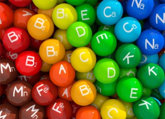 Punkte Kapseln mit den Buchstaben der Vitamine darauf