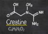 Die Strukturformel von Kreatin an einer Tafel