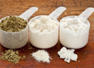 Drei verschiedene Shakes in Pulverform