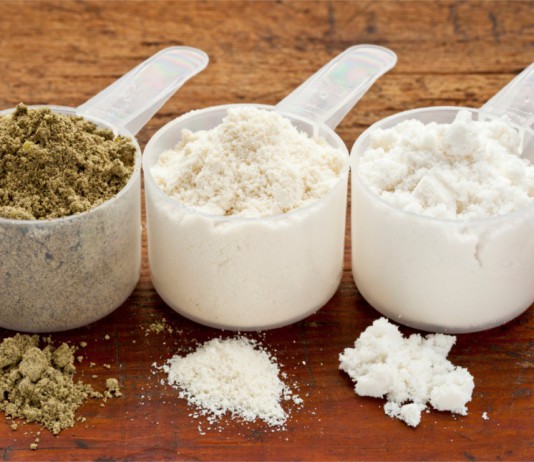Drei verschiedene Shakes in Pulverform