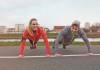 Eine Frau und ihr Trainingspartner machen zusammen Liegestütze