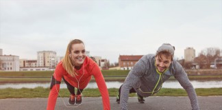 Eine Frau und ihr Trainingspartner machen zusammen Liegestütze