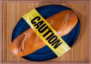 Ein Baguette mit einem "Caution" Klebeband drum herum