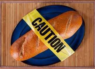 Ein Baguette mit einem "Caution" Klebeband drum herum