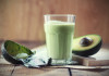Leckerer grüner Smoothie mit Avocado
