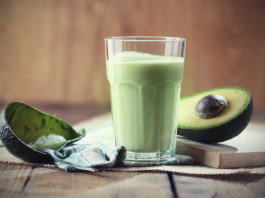 Leckerer grüner Smoothie mit Avocado