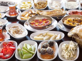 Ein Tisch voll mit türkischem Frühstück