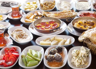 Ein Tisch voll mit türkischem Frühstück