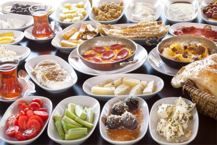 Ein Tisch voll mit türkischem Frühstück