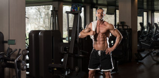 Mann im Fitnesscenter