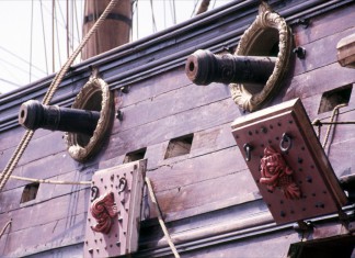 Ein Piratenschiff mit zwei Kanonen am Deck