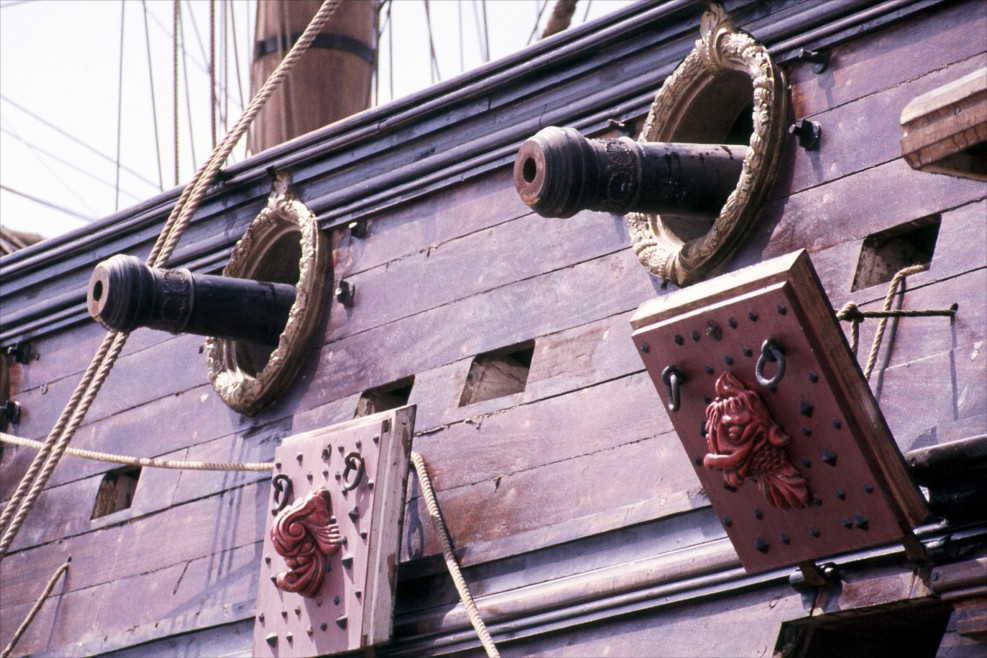 Ein Piratenschiff mit zwei Kanonen am Deck