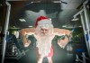 Man sieht einen Weihnachtsmann im einem Fitnessstudio