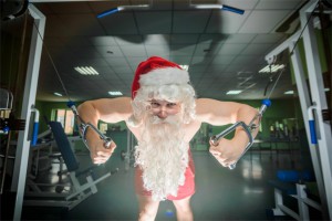 Man sieht einen Weihnachtsmann im einem Fitnessstudio