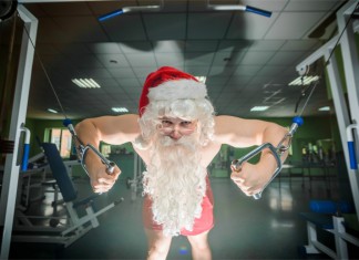 Man sieht einen Weihnachtsmann im einem Fitnessstudio
