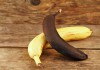 Eine frische und eine schwarze Banane
