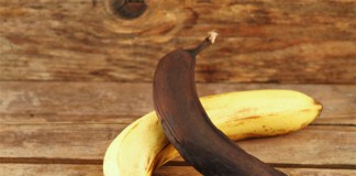 Eine frische und eine schwarze Banane