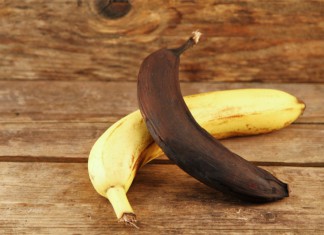 Eine frische und eine schwarze Banane