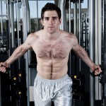 Sportler im Fitnesscenter trainiert am Kabelzug