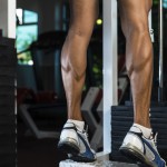 Sportler trainiert die Waden in einem Fitnesscenter