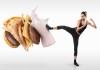 Eine junge Frau wehrt sich gegen Fast-Food