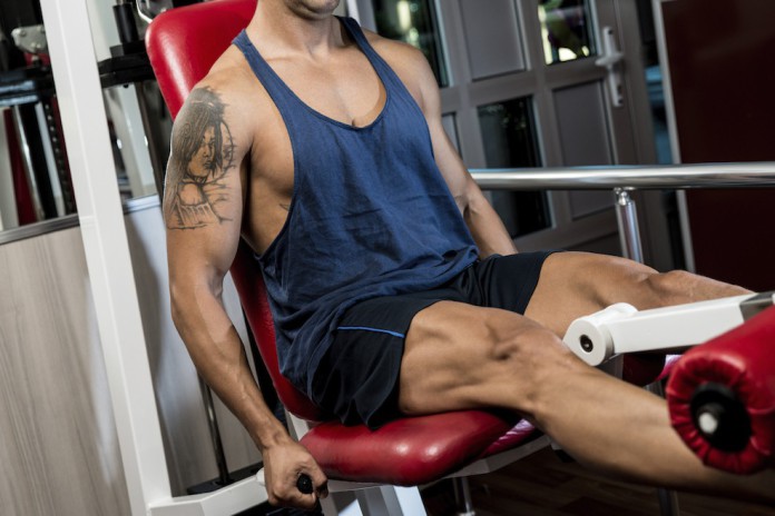 Sportler trainiert seine Beinmuskulatur an einer Sportmaschine