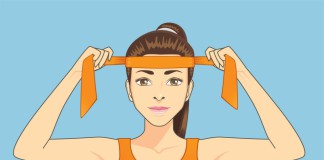 Eine Frau bindet sich ihr Stirnband um und bereitet sich auf das Training vor