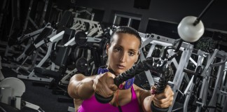 Sportlerin trainiert die Bauchmuskeln am Kabelzug