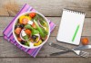 Ein gesundes Essen (Suppe) mit einem Block und einen Stift daneben